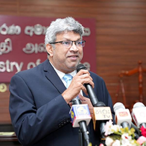 ජනතාව අපේක්ෂා කළ වෙනස සිදු කිරීමේ විශාලම කාර්යභාරය පැවරෙන්නේ රාජ්‍ය සේවකයින් වන ඔබටයි. නීතියේ විධානයේ ආධිපත්‍යය ආරක්ෂා කිරීමට අධිකරණ අමාත්‍යාංශයට විශාල වගකීමක් තිබෙනවා. අමාත්‍ය, නීතිඥ හර්ෂණ නානායක්කාර මහතා පවසයි.